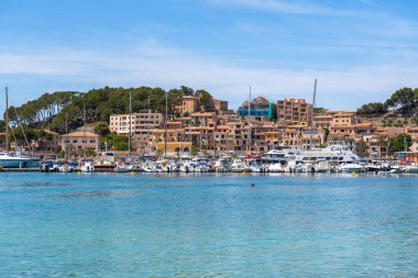 Mallorca, İspanya - 7 Mayıs 2019: Port de Soller, Mayorka sahil beldesi, popüler bir turizm beldesi. Baleares, İspanya