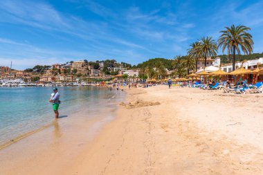Mallorca, İspanya - 7 Mayıs 2019: Port de Soller, Mayorka sahil beldesi, popüler bir turizm beldesi. Baleares, İspanya