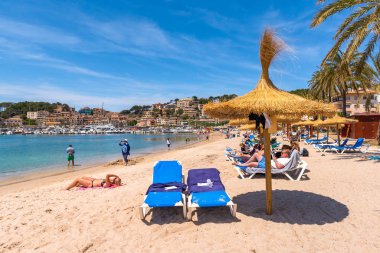 Mallorca, İspanya - 7 Mayıs 2019: Port de Soller, Mayorka sahil beldesi, popüler bir turizm beldesi. Baleares, İspanya