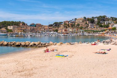 Mallorca, İspanya - 7 Mayıs 2019: Port de Soller, Mayorka sahil beldesi, popüler bir turizm beldesi. Baleares, İspanya