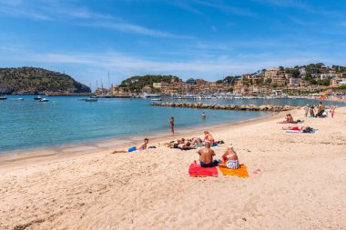 Mallorca, İspanya - 7 Mayıs 2019: Port de Soller, Mayorka sahil beldesi, popüler bir turizm beldesi. Baleares, İspanya