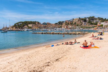 Mallorca, İspanya - 7 Mayıs 2019: Port de Soller, Mayorka sahil beldesi, popüler bir turizm beldesi. Baleares, İspanya
