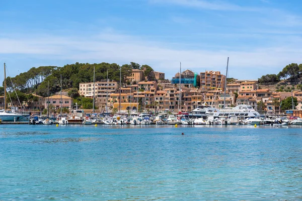 Mallorca, Spanyolország - 2019. május 7.: Port de Soller, Majorca tengerparti üdülőhely, népszerű turisztikai célpont. Baleares, Spanyolország — Stock Fotó