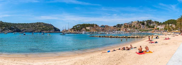 MALLORCA, SPAIN - May 7, 2019: Beach in Port de Soller, Majorca seaside resort, a popular tourist destination. Baleares, Spain — Stock Photo, Image