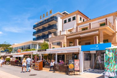 Mallorca, İspanya - 7 Mayıs 2019: Port de Soller, popüler bir aile beldesi Mallorca. İspanya