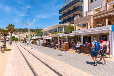 Mallorca, İspanya - 7 Mayıs 2019: Port de Soller, popüler bir aile beldesi Mallorca. İspanya