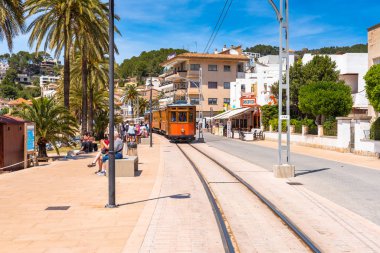 Mallorca, İspanya - 7 Mayıs 2019: Port de Soller, popüler bir aile beldesi Mallorca. İspanya