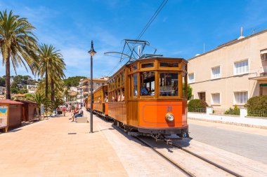 Mallorca, İspanya - 7 Mayıs 2019 Soller Limanı 'nda elektrik tramvayı.