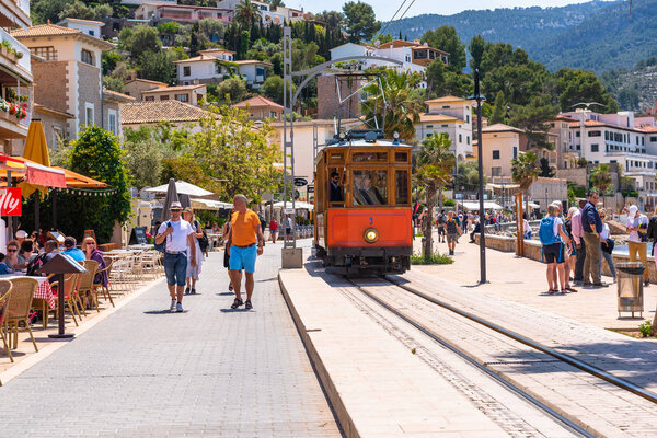 МАЛЛОРКА (ИСПАНИЯ) - 7 мая 2019 года - променад в Порт-де-Соллер (Франция).
