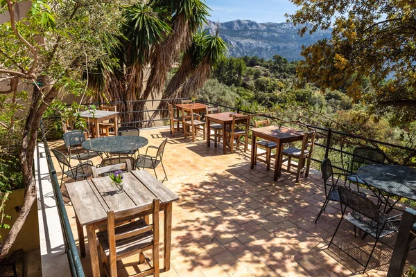 Majorka, Hiszpania: 7 maja 2019: Mała restauracja z widokiem na zieloną część wyspy Majorka — Zdjęcie stockowe