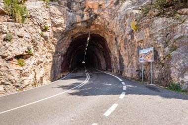 Mallorca, İspanya - 7 Mayıs 2019: kayaların arasından tünel. Mayorka adası,