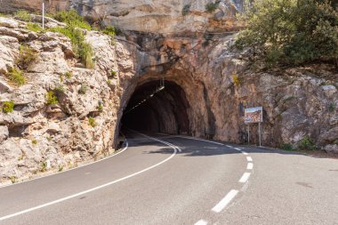 Mallorca, İspanya - 7 Mayıs 2019: kayaların arasından tünel. Mayorka adası,