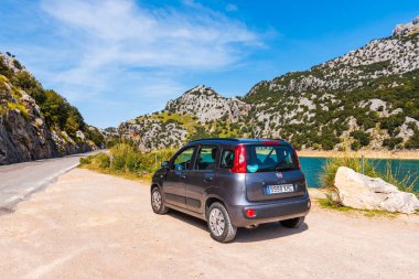Mallorca, İspanya - 7 Mayıs 2019: Fiat Panda Mayorka adasının dağlık kesimine park etti.