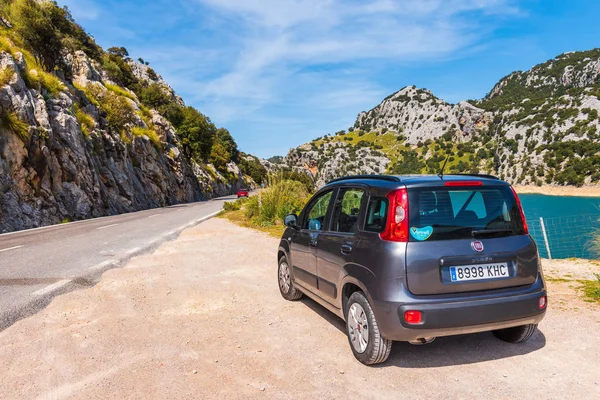 Mallorca, İspanya - 7 Mayıs 2019: Fiat Panda Mayorka adasının dağlık kesimine park etti.