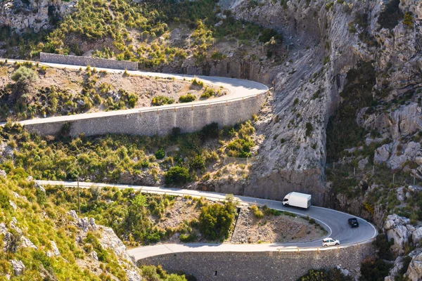 Autos auf einer Route durch das Tramuntana-Gebirge auf Mallorca. Spanien — Stockfoto