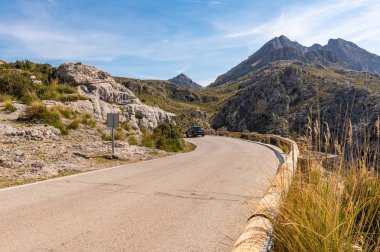 Serra de Tramuntana dağları arasında çıplak Sa Corbata yolu. Mayorka, İspanya