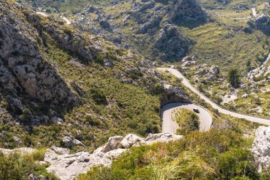 Serra de Tramuntana dağları arasında Sa Colobra körfezine giden çıplak yol. Mayorka, İspanya