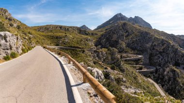 Serra de Tramuntana dağları arasında Sa Colobra körfezine giden çıplak yol. Mayorka, İspanya