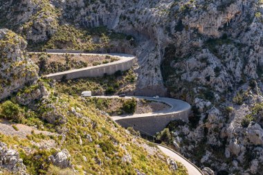Serra de Tramuntana dağları arasında çıplak Sa Corbata yolu. Mayorka, İspanya