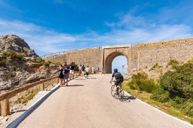 Mallorca İspanya - 7 Mayıs 2019: Serra de Tramuntana dağları arasında çıplak Sa Corbata yolu. Mayorka, İspanya