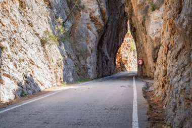 Kayaların arasından tünel geçen yol. Mayorka Adası, İspanya