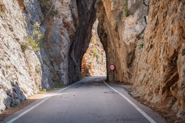 Kayaların arasından tünel kazın. Mayorka Adası, İspanya