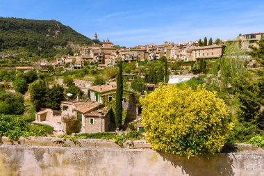 Valldemossa, batı Mallorca Tramuntana dağlarının ortasında pastoral bir vadide kırsal kasaba. Baelaric adaları, İspanya