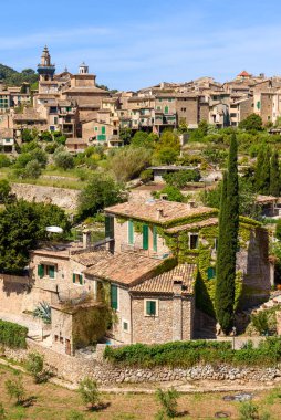 Valldemossa, batı Mallorca Tramuntana dağlarının ortasında pastoral bir vadide kırsal kasaba. Baelaric adaları, İspanya