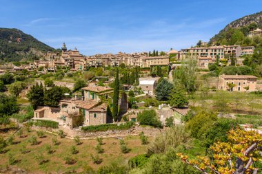 Valldemossa, batı Mallorca Tramuntana dağlarının ortasında pastoral bir vadide kırsal kasaba. Baelaric adaları, İspanya