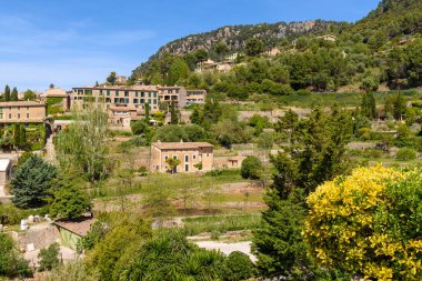 Valldemossa, batı Mallorca Tramuntana dağlarının ortasında pastoral bir vadide kırsal kasaba. Baelaric adaları, İspanya