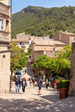 Mallorca, İspanya - 7 Mayıs 2019: Mayorka 'da popüler bir turizm merkezi olan tarihi Valldemossa kentinde sokak manzarası.