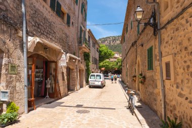 Mallorca, İspanya - 7 Mayıs 2019: Mayorka 'da popüler bir turizm merkezi olan tarihi Valldemossa kentinde sokak manzarası
