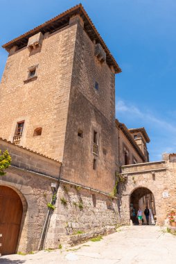 Mallorca, İspanya - 7 Mayıs 2019: Mayorka 'da popüler bir turizm merkezi olan Valldemossa kentinin tarihi mimarisi.