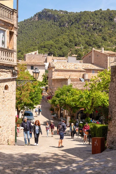 Mallorca, İspanya - 7 Mayıs 2019: Mayorka 'da popüler bir turizm merkezi olan tarihi Valldemossa kentinde sokak manzarası.