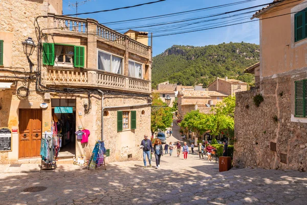 Mallorca, spanien - 7. Mai 2019: historische architektur der stadt valldemossa, ein beliebtes touristenziel auf mallorca. — Stockfoto