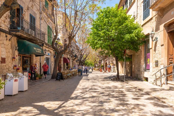 Mallorca, Spanje - 7 mei 2019: Uitzicht op de straat in de historische stad Valldemossa, een populaire toeristische bestemming op Mallorca — Stockfoto