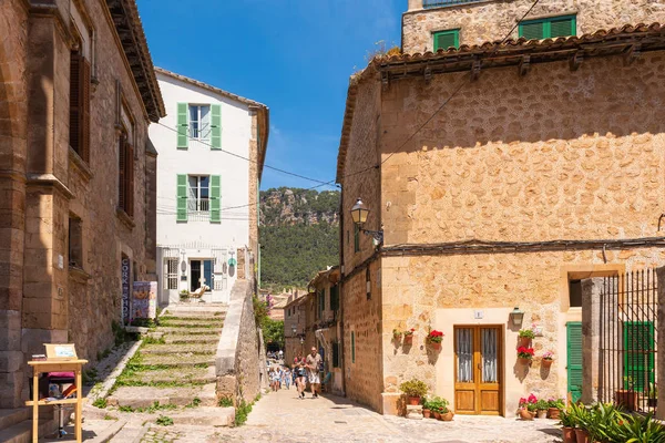 Mallorca, spanien - 7. Mai 2019: historische architektur der stadt valldemossa, ein beliebtes touristenziel auf mallorca. — Stockfoto