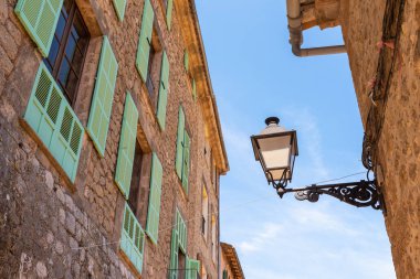 Mallorca, İspanya - 7 Mayıs 2019: Mayorka 'da popüler bir turizm merkezi olan Valldemossa kentinin tarihi mimarisi.