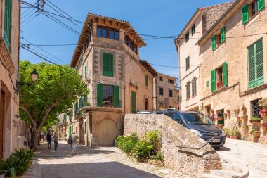 Mallorca, İspanya - 7 Mayıs 2019: Mayorka 'da popüler bir turizm merkezi olan Valldemossa kentinin tarihi mimarisi.