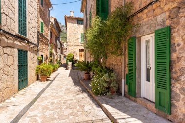 Mallorca, İspanya - 7 Mayıs 2019: Mayorka 'da popüler bir turizm merkezi olan Valldemossa kentinin tarihi mimarisi.