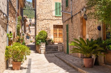 Mallorca, İspanya - 7 Mayıs 2019: Mayorka 'da popüler bir turizm merkezi olan Valldemossa kentinin tarihi mimarisi.