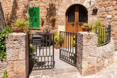 Mallorca, İspanya - 7 Mayıs 2019: Mayorka 'da popüler bir turizm merkezi olan Valldemossa kentinin tarihi mimarisi.