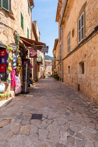 Mallorca, spanien - 7. Mai 2019: historische architektur der stadt valldemossa, ein beliebtes touristenziel auf mallorca. — Stockfoto