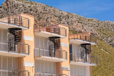 Mallorca, İspanya - 6 Mayıs 2019: Balkonunda merdivenleri olan yazlık villa. İspanya Mallorca Adası 'nda İspanyol tarzı bina