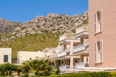 Mallorca, İspanya - 6 Mayıs 2019: Balkonunda merdivenleri olan yazlık villa. İspanya Mallorca Adası 'nda İspanyol tarzı bina
