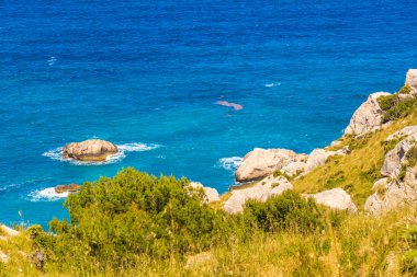 Turkuaz su ve kayalarla dolu bir deniz bölmesi. Mallorca Adası, İspanya