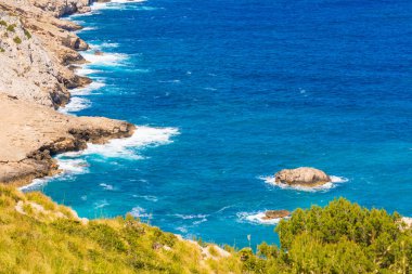 Turkuaz su ve kayalarla dolu bir deniz bölmesi. Mallorca Adası, İspanya