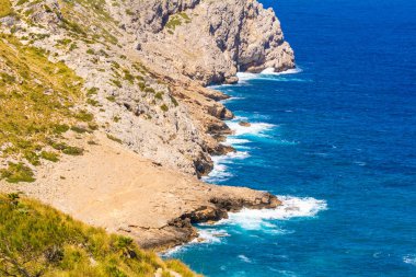 Turkuaz su ve kayalarla dolu bir deniz bölmesi. Mallorca Adası, İspanya
