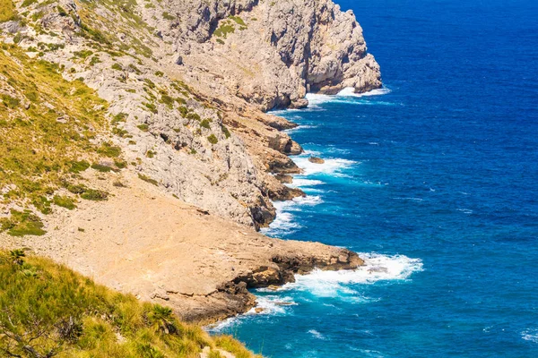 Zee baai met turquoise water en rotsen. Mallorca eiland, Spanje — Stockfoto