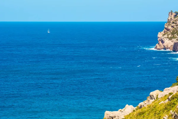 Zee baai met turquoise water en rotsen. Mallorca eiland, Spanje — Stockfoto